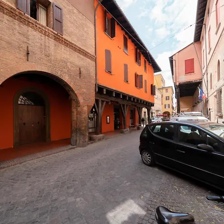 Design Con Affaccio Su Palazzograssi In Centro Storico Μπολόνια